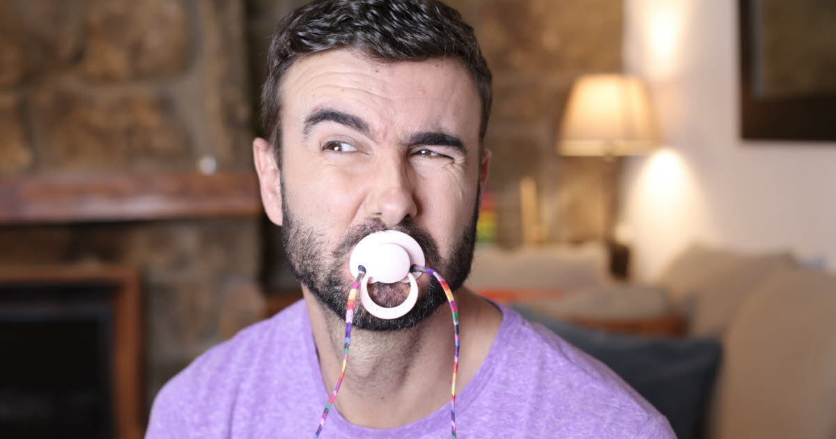 Santé : Les tétines pour adultes inquiètent les orthodontistes, qu’est-ce que ce phénomène ?