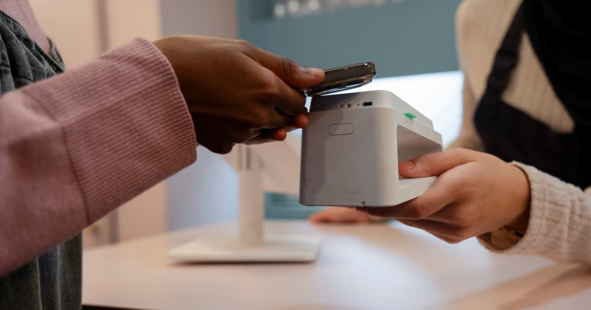 Pourquoi votre téléphone va bientôt remplacer votre carte bancaire pour payer avec votre famille