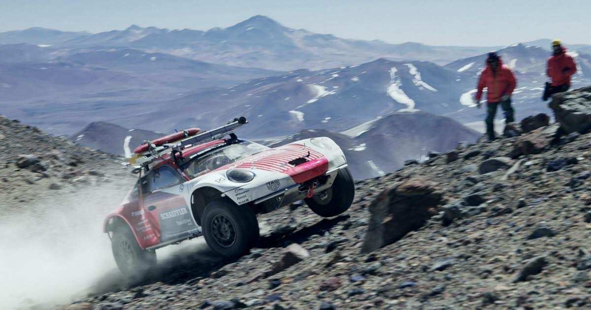 Porsche réalise l’exploit fou de faire monter deux 911 en haut du Kilimandjaro