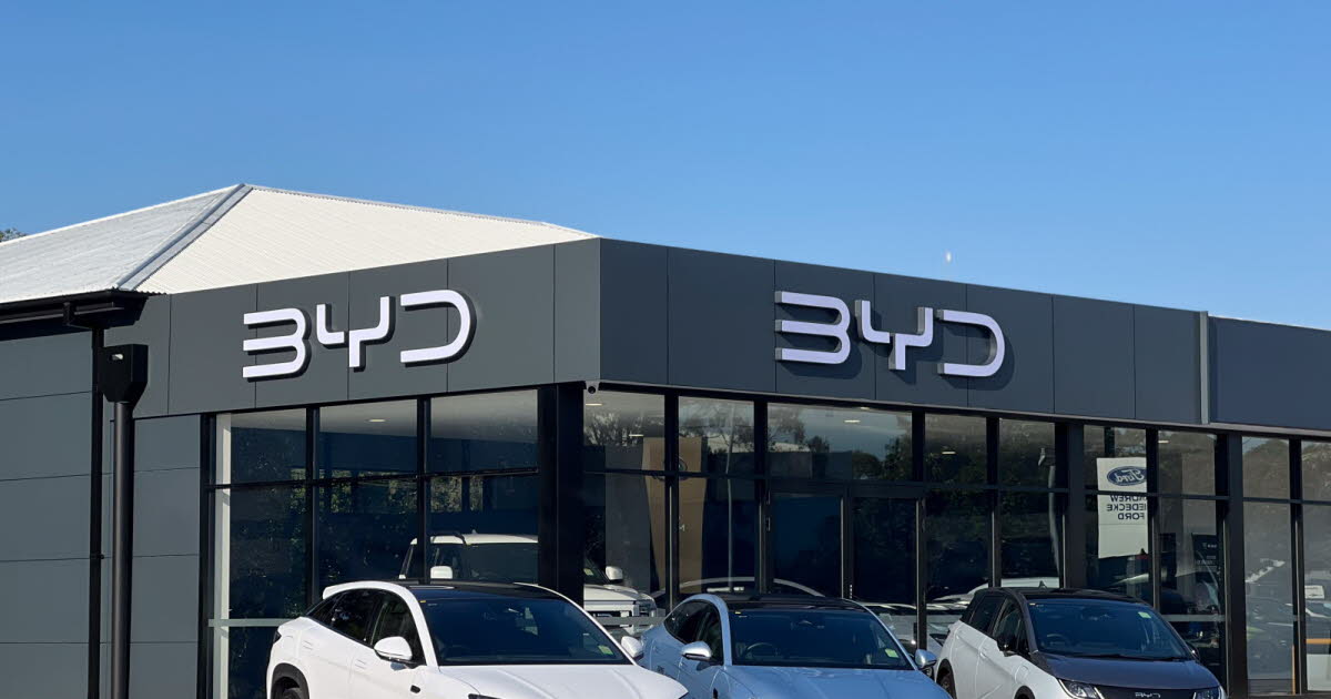 La future BYD hybride : une citadine ambitieuse face à la Clio et la Yaris