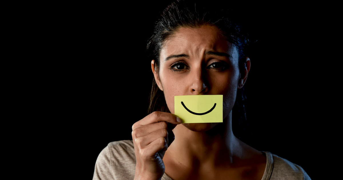 Pourquoi le mal-être ne se voit pas toujours derrière un sourire en dépression