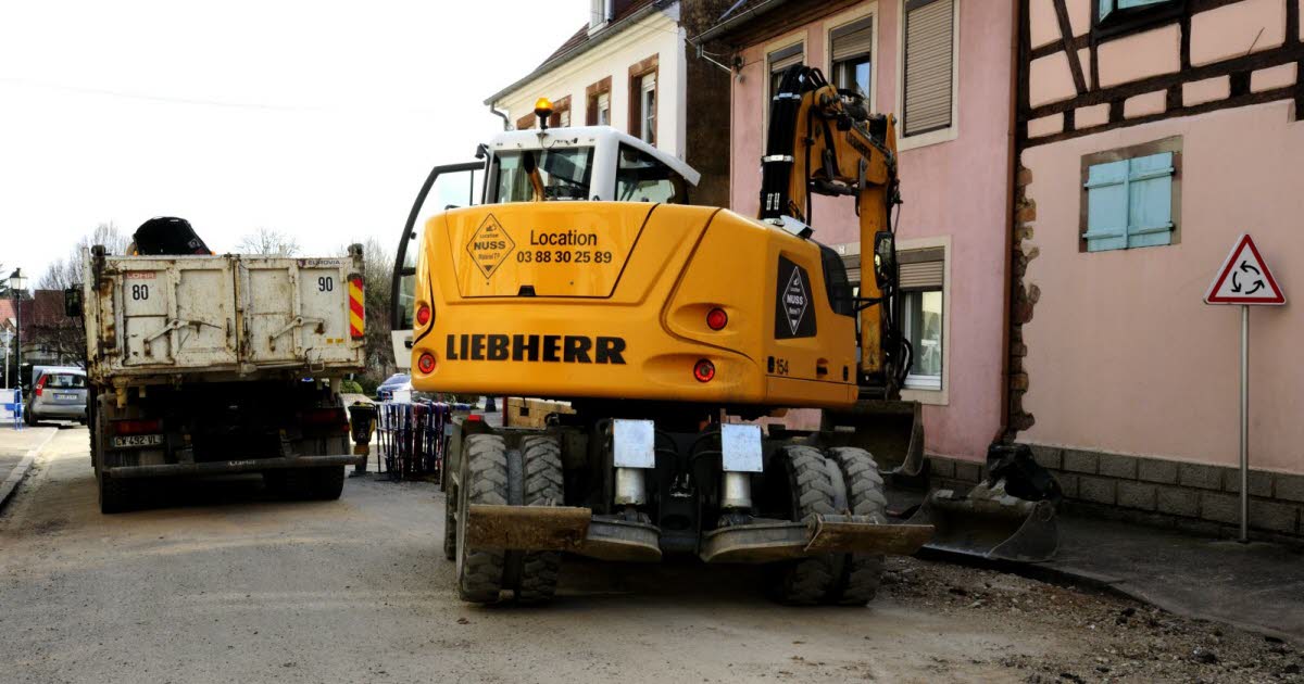 Un homme en Allemagne tente de sauver une personne coincée sous une camionnette avec une pelleteuse