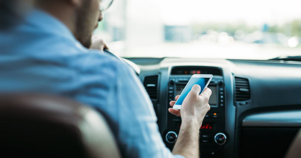 Permis suspendu si vous téléphonez au feu rouge ou en stationnement : que dit la loi ?