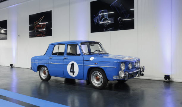 La première version de la R8 Gordini dispose de 77,5 ch à 6 500 tr/min, contre environ 50 ch pour une R8 classique.