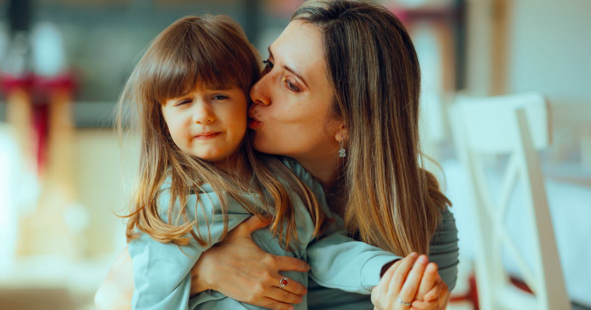 Faut-il obliger mon enfant à faire des bisous s’il refuse ?