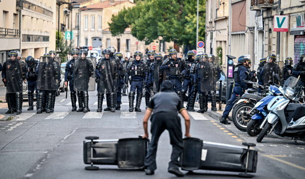 La journée de ce lundi s’est déroulée sous haute surveillance policière, comme ici à Bordeaux. Photo Sipa/Ugo Amez