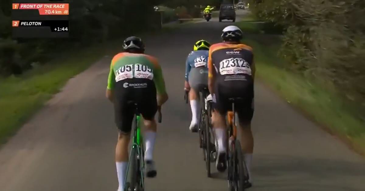 Une voiture s’introduit sur le tracé de cyclisme malgré la protestation des coureurs